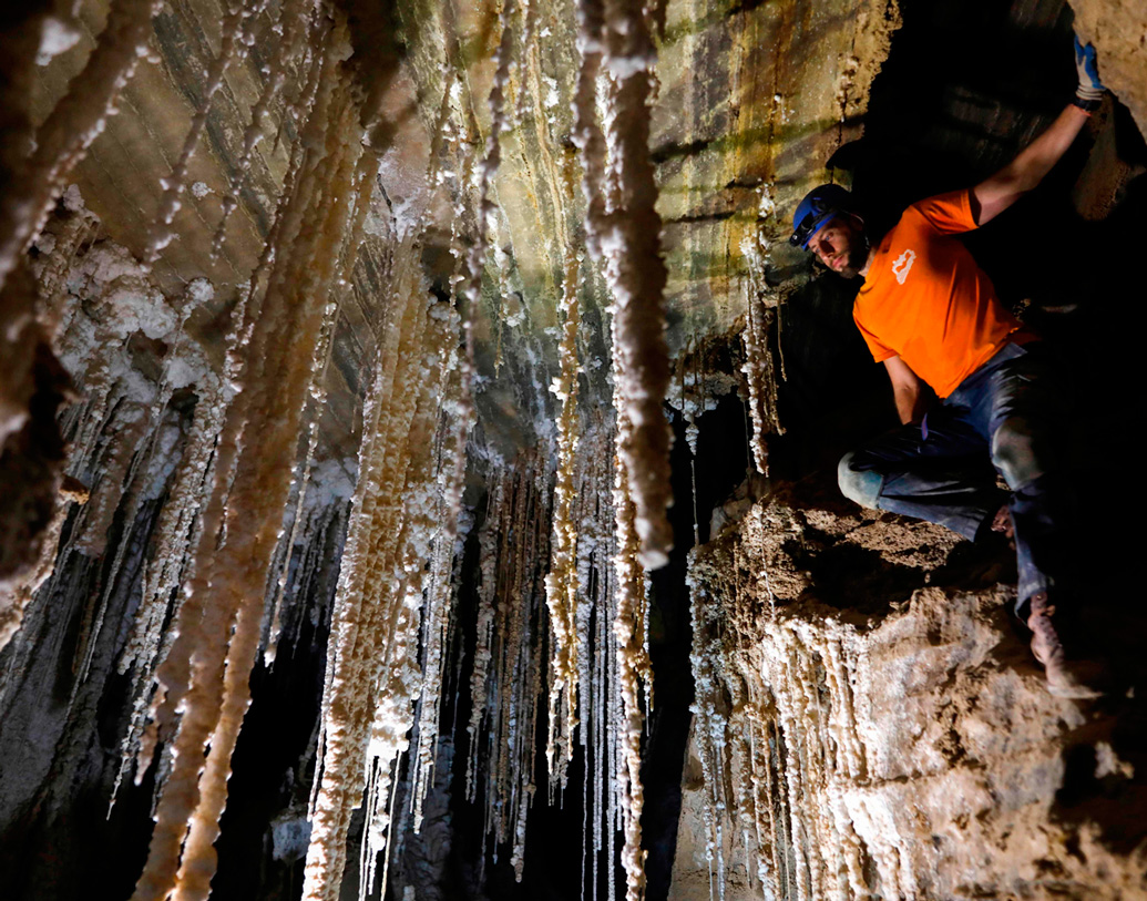 ইউরোপীয় ৮টি এবং স্থানীয় ২০টি, মোট ২৮টি দল নিয়ে নেগেভ একটি টিম তৈরি করেন। এ দলের সঙ্গে ছিলেন বিশ্ববিদ্যালয়ের গবেষক বোয়াজ ল্যান্ডফোর্ড ও তার দল। ১৫০০ দিন ধরে গুহার মানচিত্র তৈরি করা হয়েছে।