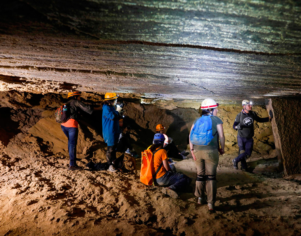 রেডিওকার্বন ডেটিং বলছে, সাত হাজার বছরের পুরনো গুহা এটি। নুনের সঙ্গে আকরিক আর জল মিশে তৈরি হয়েছে এটি, বলেন গবেষকরা।