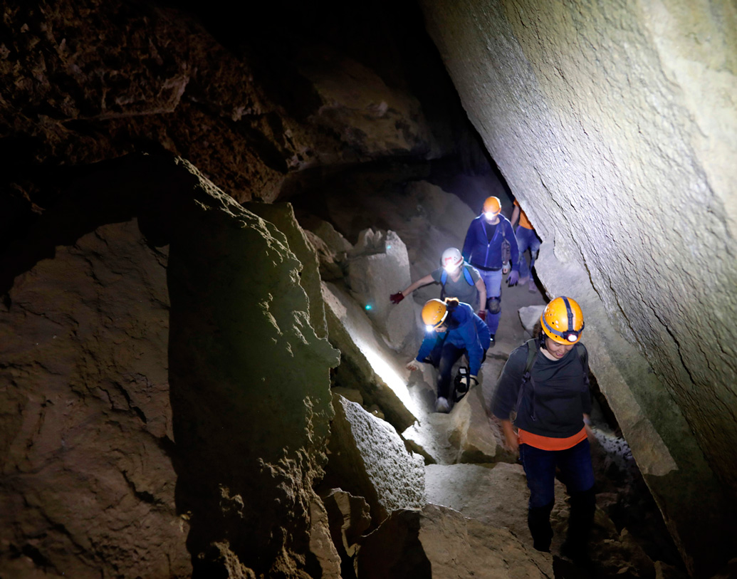 সোদম পাহাড়কে একটি বিশাল নুনের স্তূপ বলা যেতে পারে। জলে নুন গলে দীর্ঘ দিন ধরে জমে জমে ডেড সি বা মৃত সাগরের দিকে গুহার রূপ নিয়েছে।
