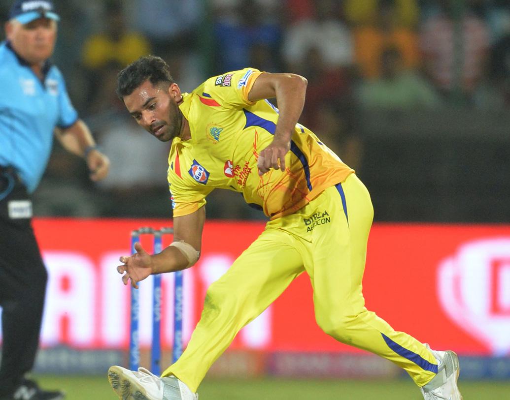 দীপক চাহারের নামার কথা আট নম্বরে। পেসার চাহার গতিতে বিপক্ষকে চমকে দিয়েছেন প্রথখম দুই ম্যাচে।