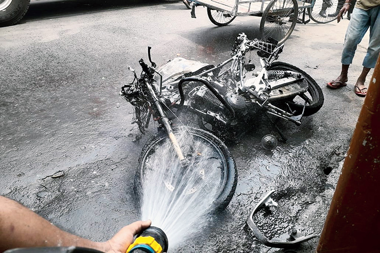 A bike suddenly caught fire in Muchipara