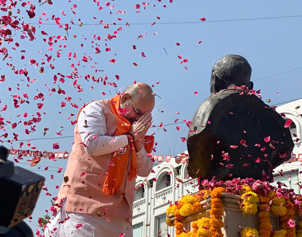 অমিত শাহের নামে ফৌজদারি মামলা রয়েছে চারটি। পশ্চিমবঙ্গে দু’টি, বিহারে দু’টি। তবে কোনওটিতেই দোষী সাব্যস্ত নন অমিত।
