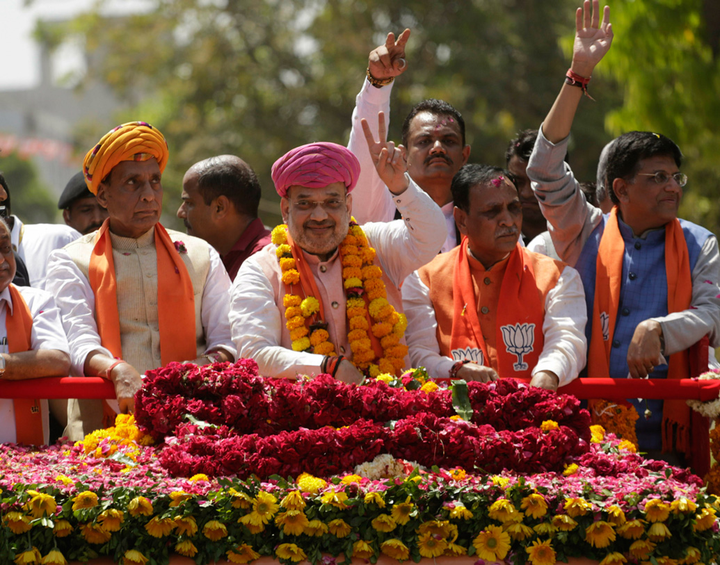 অমিত পড়াশোনা করেছেন বি কম দ্বিতীয় বর্ষ পর্যন্ত।