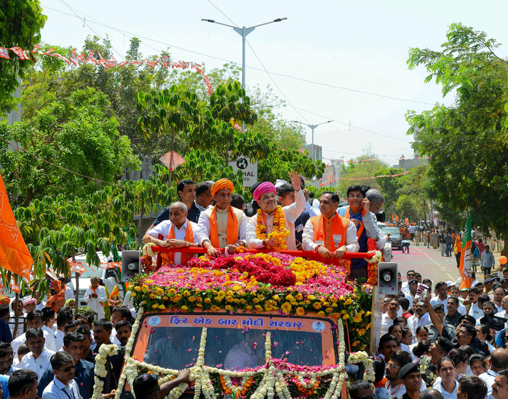 নির্বাচন কমিশনে শাহের দেওয়া হিসাব অনুযায়ী, তাঁর নিজের হাতে নগদ রয়েছে ২০ হাজার ৬৩৩ টাকা।