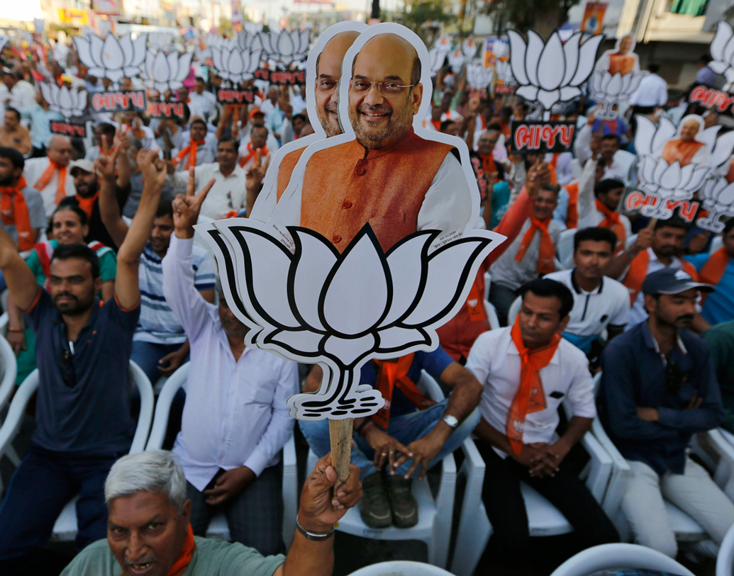 ব্যক্তিগত কোনও গাড়ি নেই শাহের, এমনটাই বলা হয়েছে হলফনামায়।