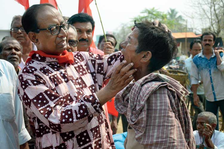 সেবা: প্রচার থামিয়ে রোগী দেখছেন রেজাউল করিম। শনিবার খয়রাশোলে। —নিজস্ব চিত্র।