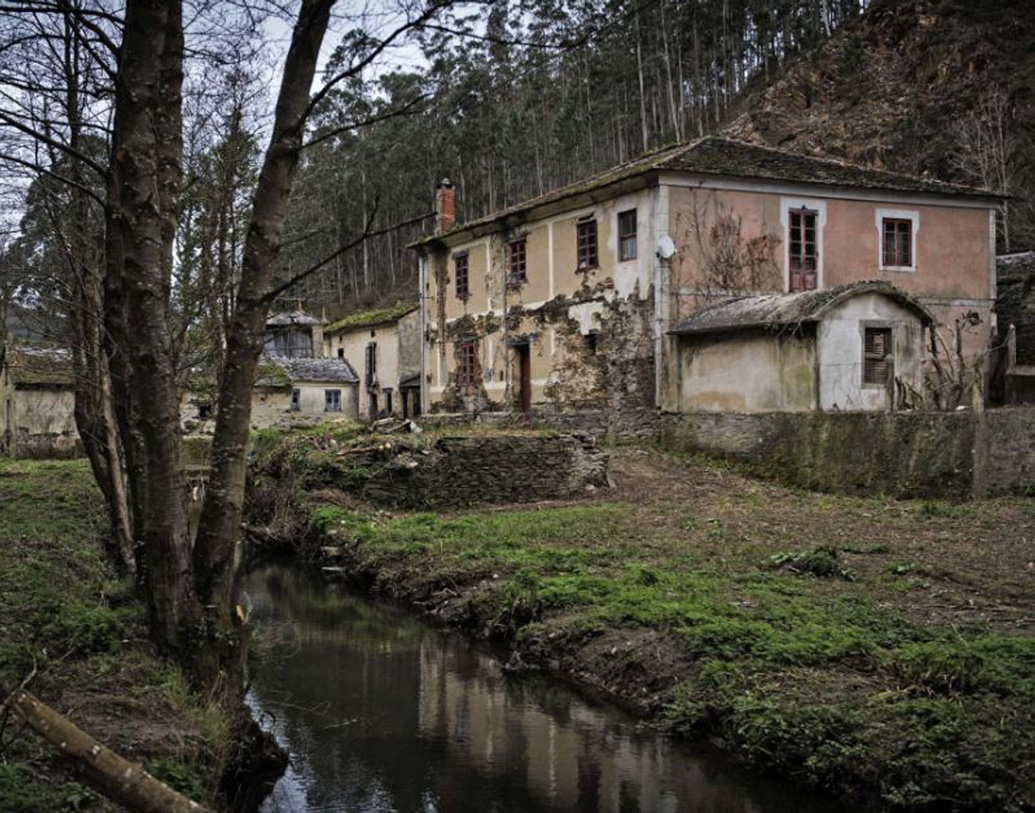 শোনা যায়, সন্ধের পর এই গ্রামগুলিতে ঢোকাই যায় না। নেমে আসে অশরীরীরা। ইউরোপ জুড়ে শ’খানেকের বেশি গ্রাম ঘিরে রয়েছে এমনই সব গল্প। আসলে বহু বছর পরিত্যক্ত থাকার পর গ্রামকে ঘিরে নানা রটনা গড়ে উঠেছে।