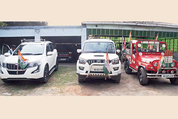 পাশাপাশি: (বাঁ দিক থেকে) মৌসম নুর, আবু হাসেম খান চৌধুরী এবং ইশা খান চৌধুরী র প্রচার-গাড়ি। মালদহের কোতোয়ালি ভবনে। ছবি: তথাগত সেনশর্মা।