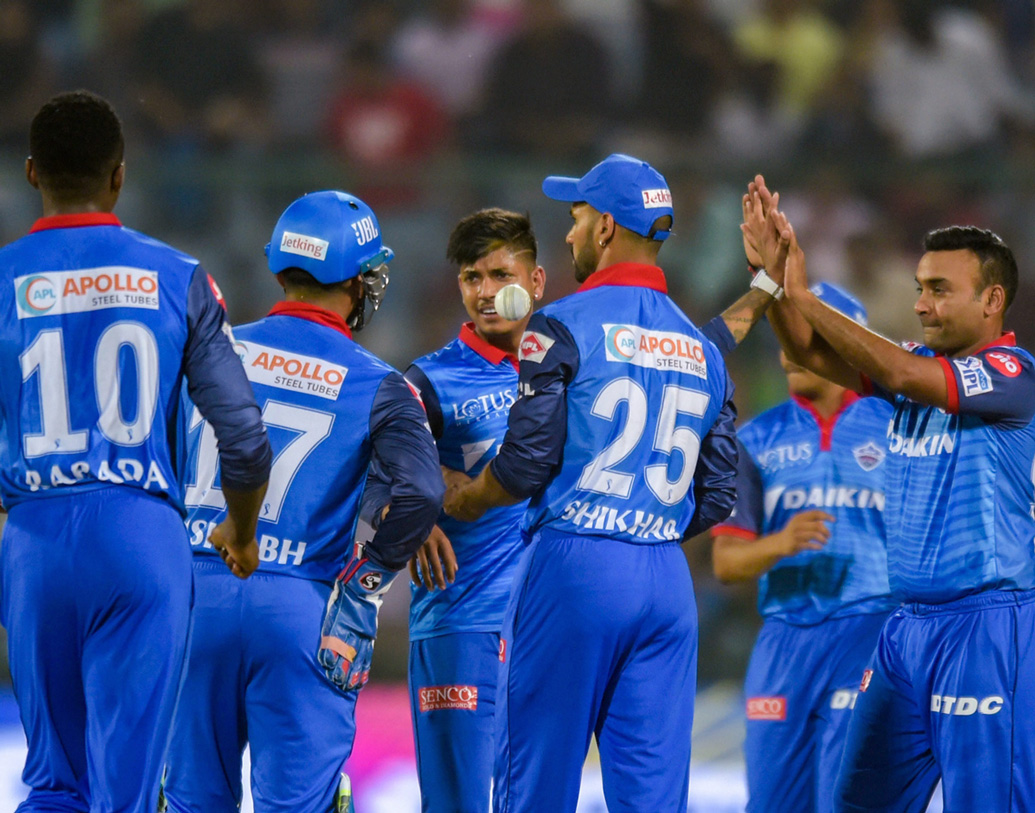 ২০ ওভারের ম্যাচে টসে জিতে প্রথমে ফিল্ডিংয়ের সিদ্ধান্ত নেন দিল্লির ক্যাপ্টেন, সেখানেও বুদ্ধিদীপ্ত মনোভাবের পরিচয় দেন শ্রেয়স আইয়ার। ব্যাটিং বিপর্যয়ের মুখে পড়তে হয় কলকাতাকে। 