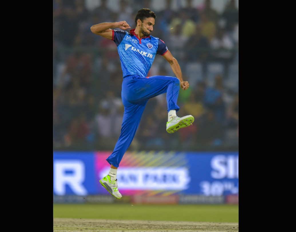 হর্ষল পটেলদের কাছে একটু হলেও অসহায় লেগেছে নাইটদের। দলের ফিল্ডিং আর ঋষভ পন্থের উইকেটকিপিংও ছিল বেশ ভাল। লিনের উইকেট পড়ার চমৎকার ক্যাচটি পন্থেরই দখলে।