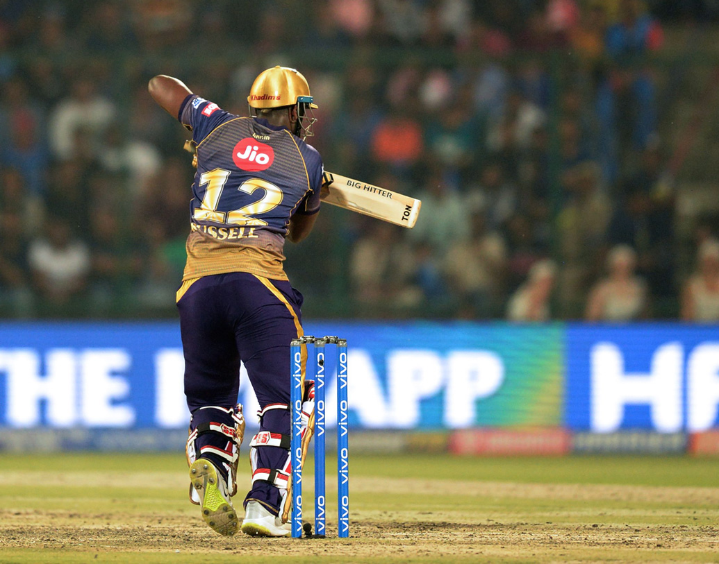 কেকেআরের হাল ধরতে এগিয়ে আসেন আন্দ্রে রাসেল।মাত্র ২৮ বলে ৬২ রান করে আউট হন ক্যারিবীয় ক্রিকেটার। 