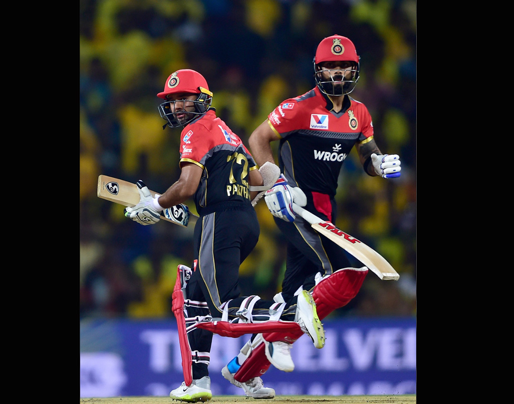 বিরাট কোহালি: দলকে জেতাতে সমর্থকরা তাকিয়ে রয়েছেন অধিনায়ক কোহালির ব্যাটের দিকে। আইপিএলেএখন পর্যন্ত বিশ্বের সেরা ব্যাটসম্যানটিকে চেনা ফর্মে পাওয়া যায়নি।