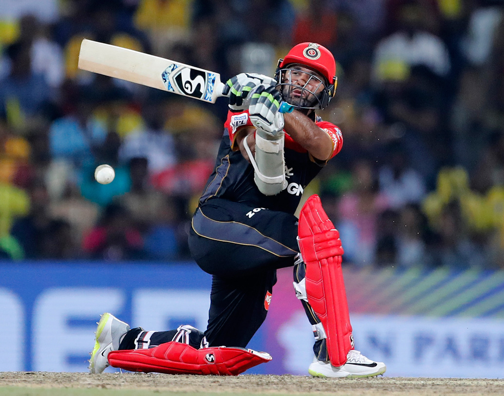 পার্থিব পটেল: ভারতীয় দলে তিনি নেই। সুযোগ পাচ্ছেন একমাত্র আইপিএলেই। ফলে দলকে জেতাতে মরিয়া পার্থিব। ভাল কিছু করতে পারলে জাতীয় দলে সুযোগ পাওয়ার সম্ভাবনা তৈরি হতে পারে।