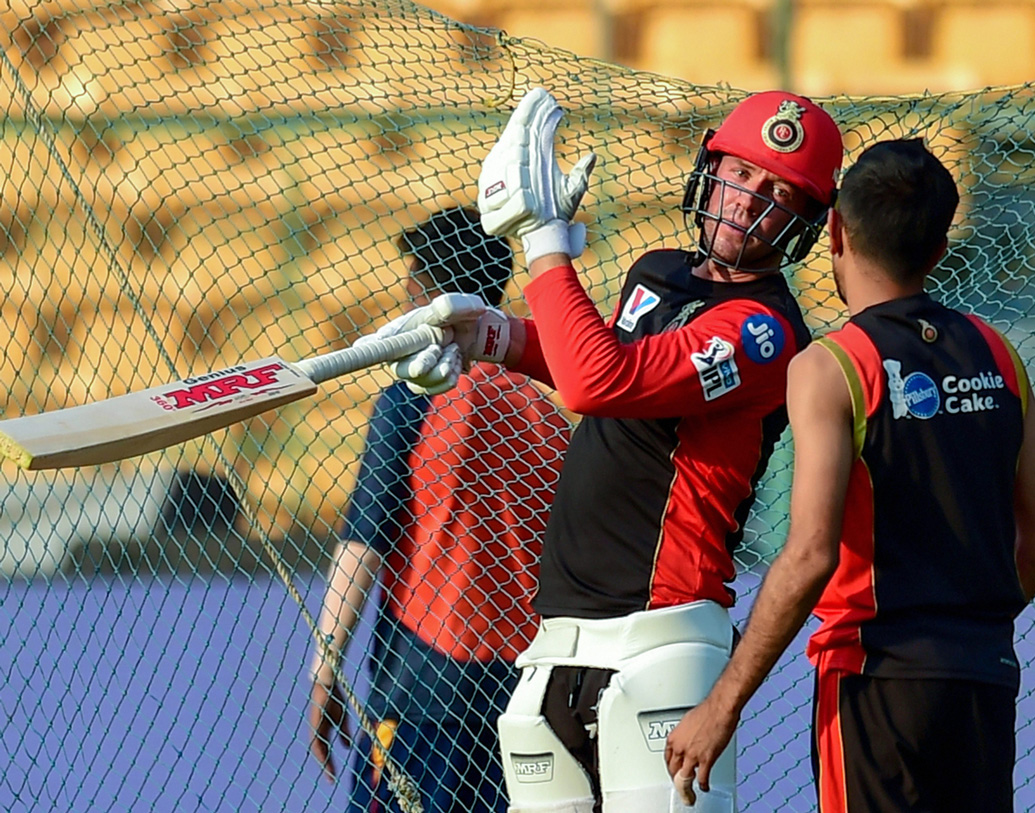 এবি ডি’ভিলিয়ার্স: শেষ ম্যাচে এবি’র ঝলক দেখা গিয়েছিল। আজও বড় রানের ইনিংস গড়তে এই দক্ষিণ আফ্রিকানের দিকে তাকিয়ে দল।