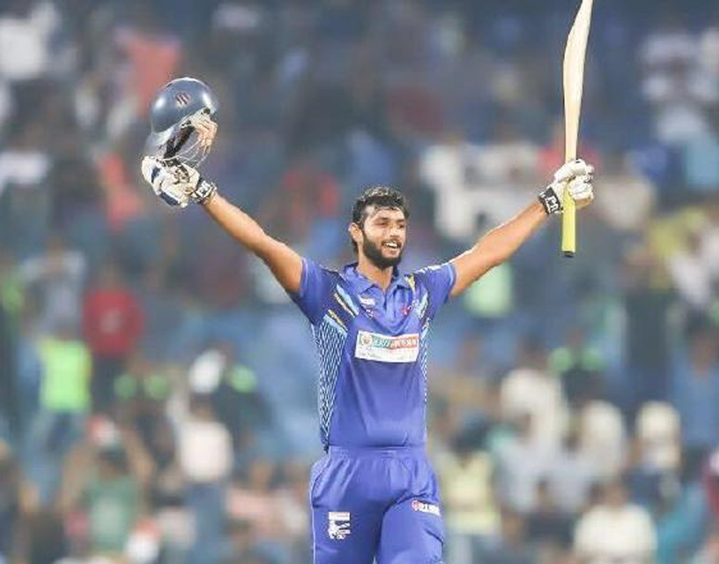 শিবম দুবে: অনেক ভরসা করে আরসিবি দলে নিয়েছে শিবমকে। রঞ্জি ট্রফিতে দারুণ পারফরম্যান্স করে নজর কেড়েছেন। আজ মিডল অর্ডারে দেখা যেতে পারে শিবমকে।ফলে দলের ভারসাম্য বাড়বে সন্দেহ নেই।