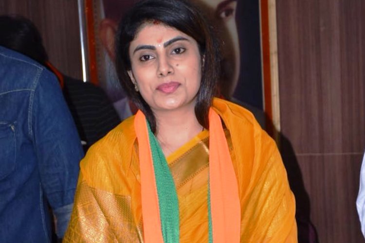 তাঁর অভিযোগ, রিভাবার কথায় তাঁকে ত্যাগ করেছেন রবীন্দ্র। পুত্র নাকি তাঁর সঙ্গে কোনও সম্পর্ক রাখেন না। সেই অভিযোগ নিয়েই মুখ খুলেছেন রিভাবা।