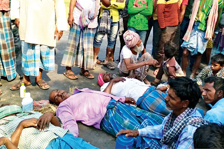 প্রতিবাদে সামিল আলু চাষিরা। —নিজস্ব চিত্র।