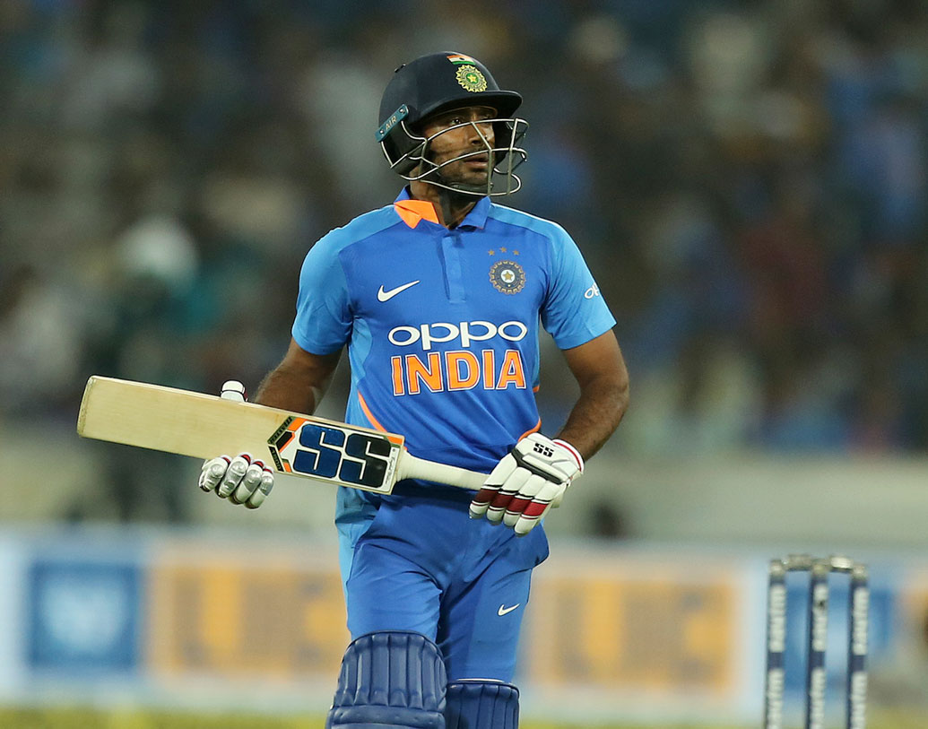 অম্বাতী রায়ুডু: চার নম্বরে খেলতে পারেন অম্বাতী রায়ুডু। গত ম্য়াচে ১৯ বলে ১৩ রান করেছেন। পারফরম্যান্স নিয়ে প্রশ্ন উঠেছে। বিশ্বকাপের টিকিট পাকা করতে রান করতে এই হবে এই ডানহাতিকে।