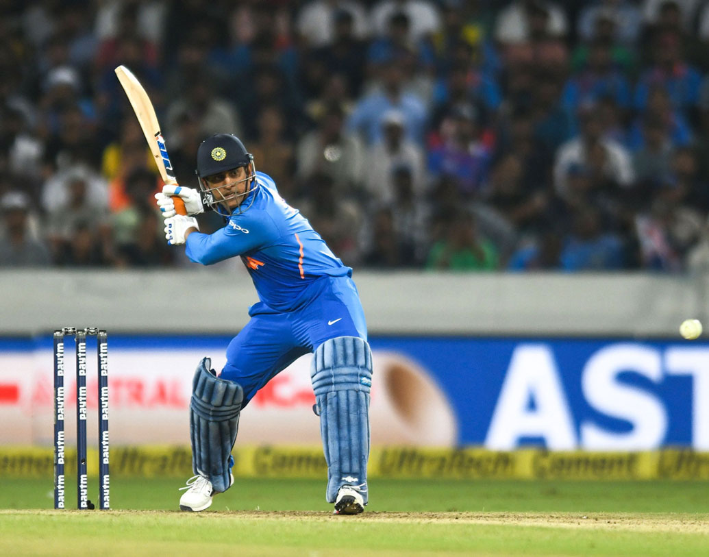 মহেন্দ্র সিংহ ধোনি: ৭১তম হাফ সেঞ্চুরি, ছয় মারার বিশ্বরেকর্ড দুটোই হয়েছে গত ম্যাচে। ওয়ান ডে ম্যাচে ধোনির মোট ছয় ২১৬। উইনিং শটও এসেছে তাঁর ব্যাট থেকেই। ৭২ বলে করলেন ৫৯ রান। মাহিকে বাদ দেওয়ার সম্ভাবনা নেই।