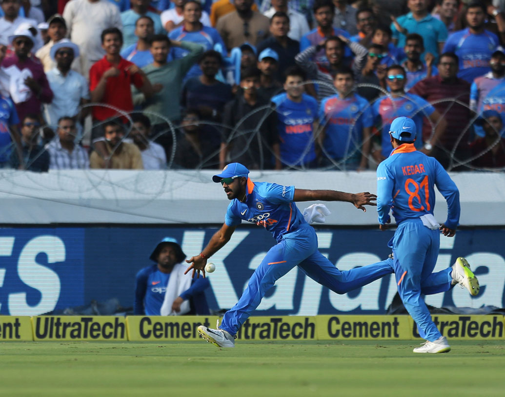 বিজয় শঙ্কর: গত ম্যাচে বল হাতে তেমন কিছু করতে পারেননি। ব্যাট করার সুযোগ পাননি। তবে হার্দিক না থাকায় তাঁর বাদ পড়ার সম্ভাবনা কম।