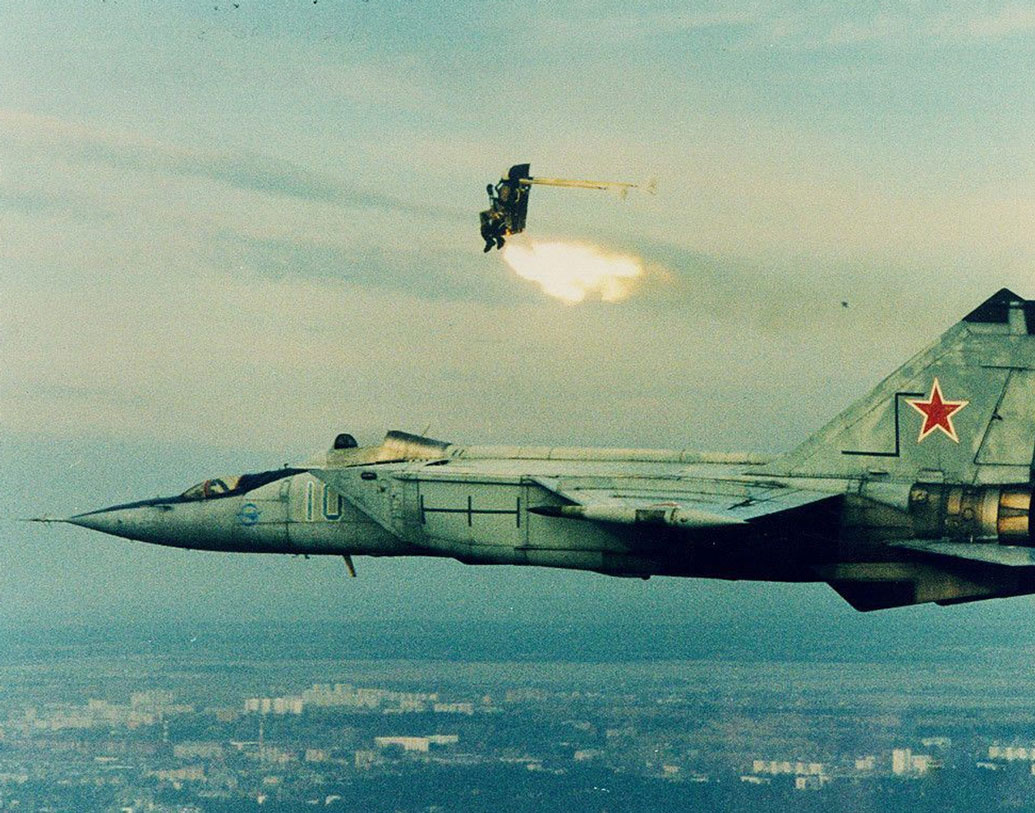 মোটামুটি ১০ হাজার ফুট উচ্চতায় কাজ শুরু করে প্যারাশুট। চেয়ারের হাতল টানা থেকে প্যারাশুট খোলা পর্যন্ত সময় লাগে মাত্র তিন সেকেন্ড