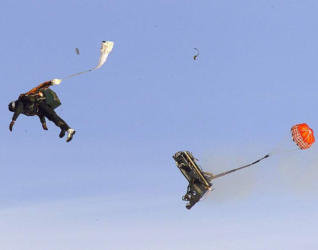 কাঁধে চোট পাওয়ার সম্ভাবনাই থাকে বেশি। কারণ ইজেক্টের সময় মাথা ঠেকে যেতে পারে বুকের মধ্যে। মুখে মাস্ক ও মাথায় হেলমেটও থাকে, যার ওজন প্রায় ৭ কিলোগ্রাম। মহাকর্ষীয় বল মারাত্মক হওয়ায় গতি আরও বেড়ে যায়। ফলে মাথা উপর-নীচ হতে থাকে বারবার। এর ফলে পা ভাঙার সম্ভাবনাও থাকে।