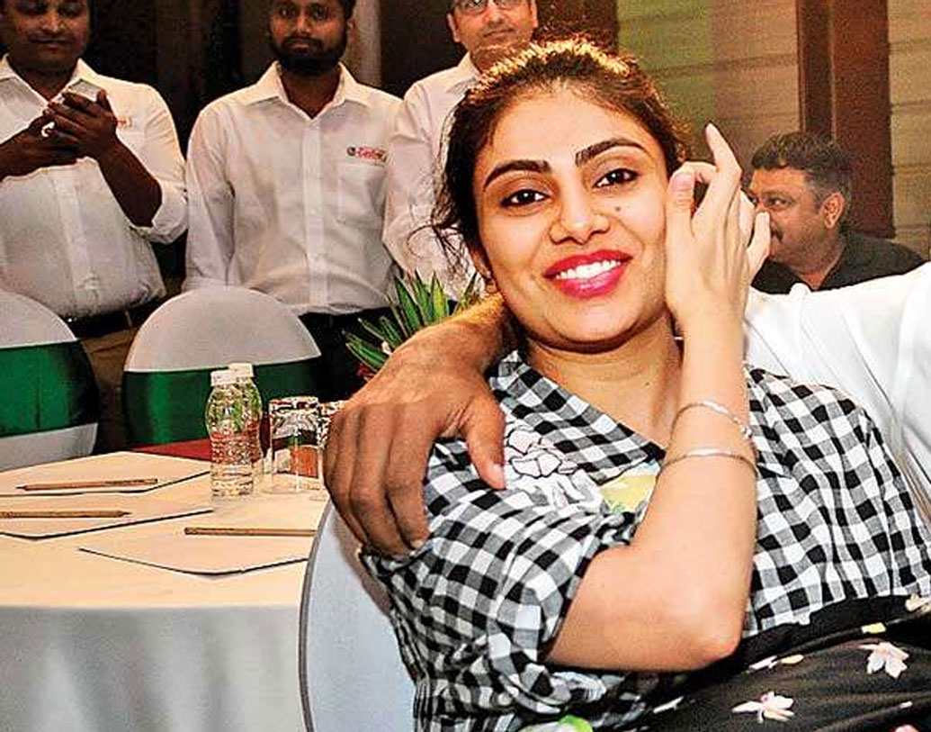 রিভাবার বাবা একজন ব্যবসায়ী। গুজরাতের রাজকোটে দুটি স্কুলও রয়েছে তাঁর। সেই স্কুলের দেখাশোনার দায়িত্বও পালন করেন রিভাভা। রিভাবার মা রেলের এক জন অফিসার।