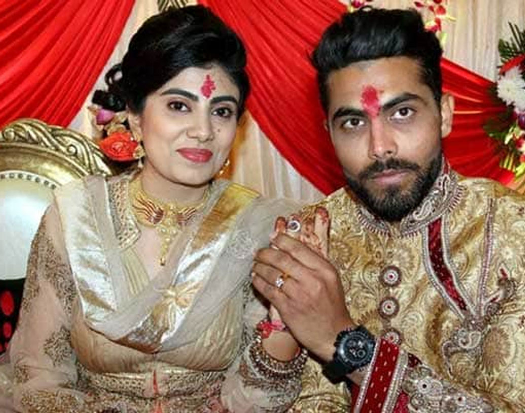 বলিউড ছবি ‘পদ্মাবত’-এর বিরুদ্ধে নজিরবিহীন ভাবে বিক্ষোভ দেখিয়ে বিতর্কে জড়িয়েছিল করণী সেনা। সে সময়েই করণী সেনায় যোগ দিয়েছিলেন ক্রিকেটার রবীন্দ্র জাদেজার স্ত্রী রিভাবা জাদেজা।