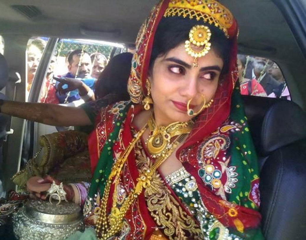 এর পর ছয় মাসও কাটেনি। সরাসরি রাজনীতিতে চলে এলেন রিভাবা। বছর খানেকও হয়নি, জামনগরে এক পুলিশ কনস্টেবলের সঙ্গে তর্ক-বিতর্কে জড়িয়ে পড়েছিলেন তিনি। বেপরোয়া গাড়ি চালাতে গিয়ে জামনগর থানার ওই কনস্টেবলের সাইকেলে ধাক্কা মারেন তিনি। দুর্ঘটনায় আহত হন সেই পুলিশকর্মী। পরে দু’ পক্ষে রফাও হয়ে যায়।