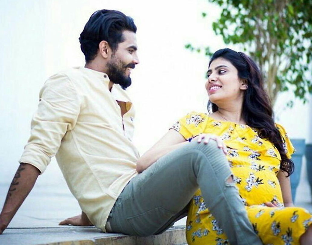 রবীন্দ্র জাডেজার যে রেস্তোরাঁ রয়েছে, সেটার দেখাশোনার জন্য রাজকোটে থাকেন রিভাবা। আবার রবীন্দ্র জাডেজার শহর জামনগরেও থাকেন তিনি।