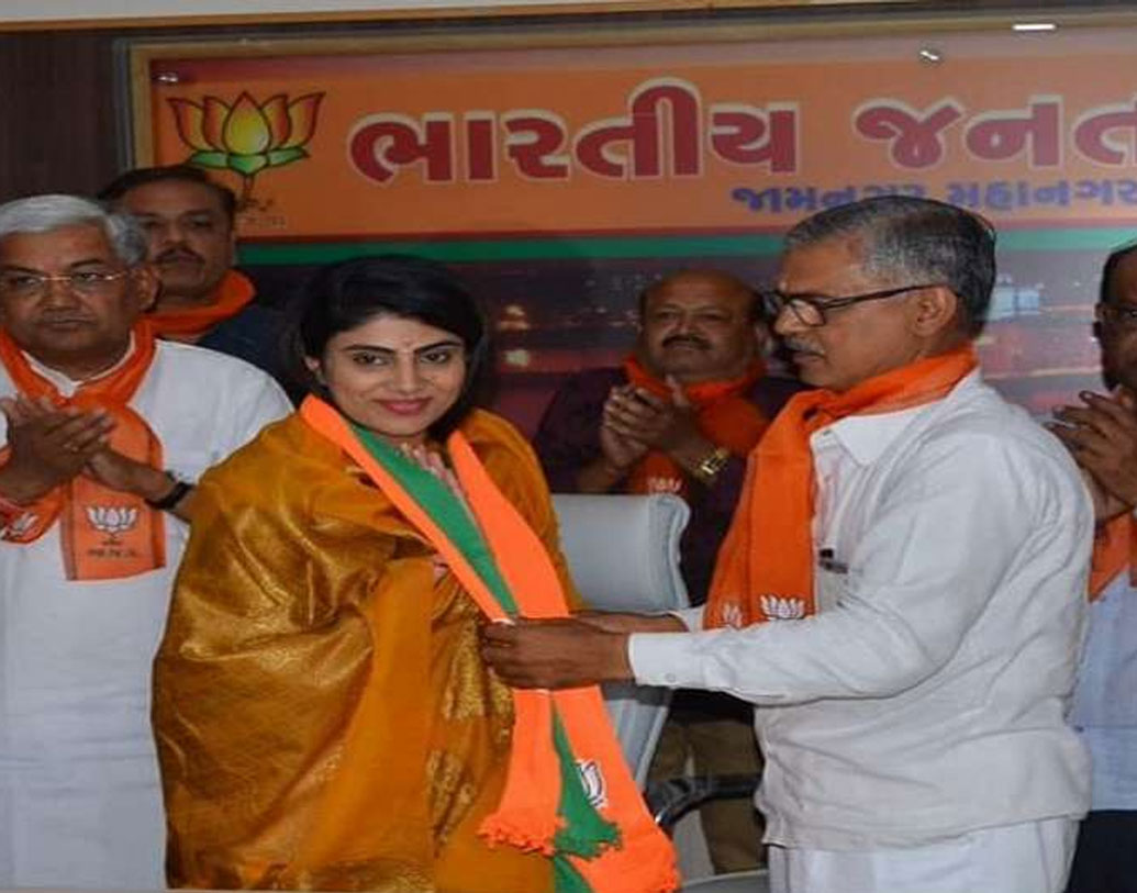 প্রধানমন্ত্রী নরেন্দ্র মোদীর কিছু সরকারি প্রকল্পের উদ্বোধনে জামনগরে আসার কথা রয়েছে। তার আগের দিনই বিজেপিতে যোগ দিয়েছেন রিভাবা।