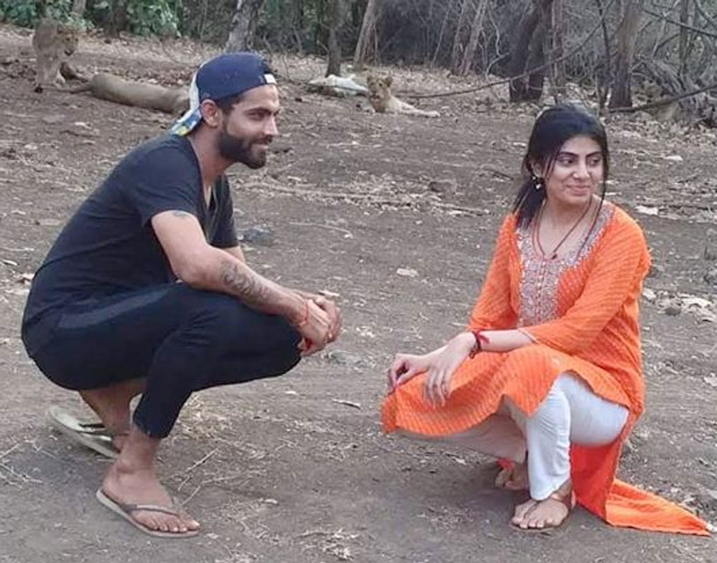 গুজরাতের গির অরণ্যে স্বামীর সঙ্গে ছবি তুলেছিলেন রিভাবা। পিছনে ছিল এক দল সিংহ। এই ছবির কারণেও বিতর্কের শিকার হয়েছিলেন তিনি।