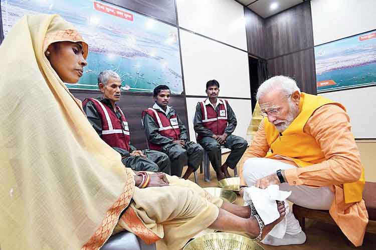 পা ধুইয়ে দলিত প্রেমের রাজনীতি না-করে প্রধানমন্ত্রী কেন সাফাই কাজে উন্নত যন্ত্রের ব্যবস্থা করছেন না? প্রশ্ন ইলাহাবাদ পুরসভার সাফাইকর্মী বীণার। —ফাইল চিত্র।