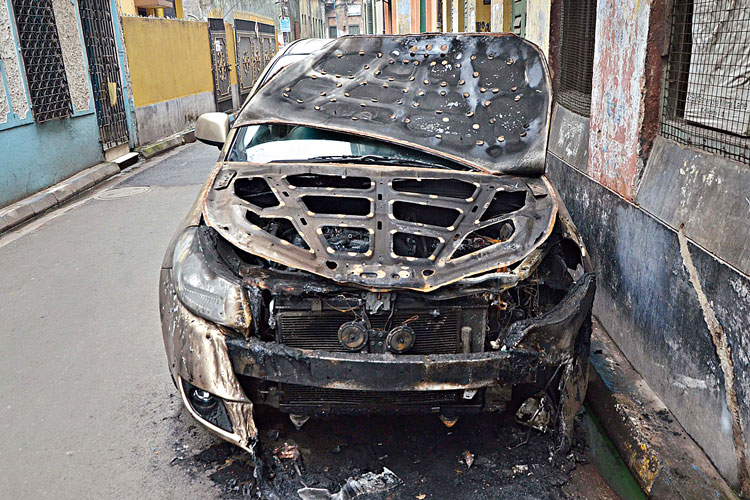 Car set fire in Kolkata's Hatobagan, police still has no clue about the crime