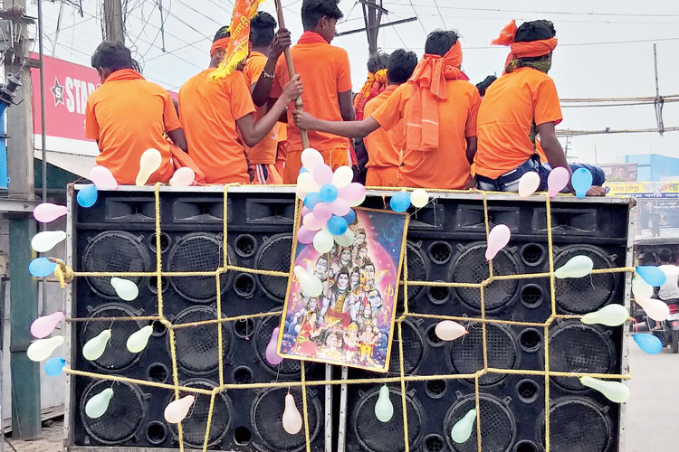 ঝালাপালা:  শিবরাত্রির দিন চলেছে ভক্তের দল। সোমবার রঘুনাথগঞ্জে। ছবি: অর্কপ্রভ চট্টোপাধ্যায়