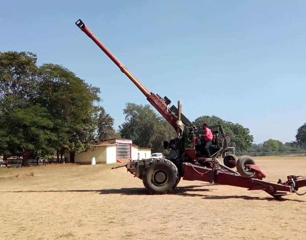 ১৫৫x৪৫ এমএম ক্যালিবারের কামানের স্ট্রাইক রেঞ্জ বা পাল্লা ৩৮ কিমি। সিকিম কিংবা লেহ, রাজস্থানের মরুভূমি বা ওডিশার উত্তপ্ত বালিচরেও এই কামান সফল হয়েছে নির্ভুল নিশানায় লক্ষ্যভেদ করতে।