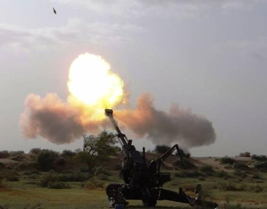 ধনুষের প্রথম প্রোটোটাইপ তৈরি করা হয়েছিল ২০১৪ সালে। যদিও এটির মূল নকশা আশির দশকের বোফর্স কামানের ভিত্তিতেই তৈরি।