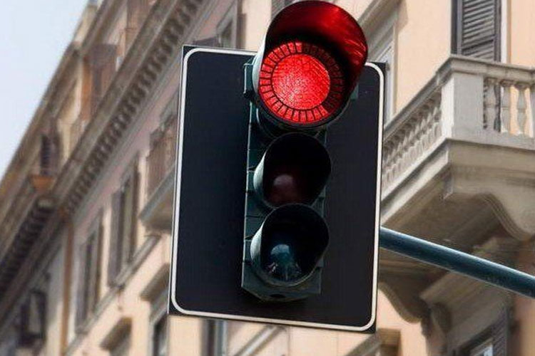 Kolkata police takes initiatives to change the automatic signal system while needed