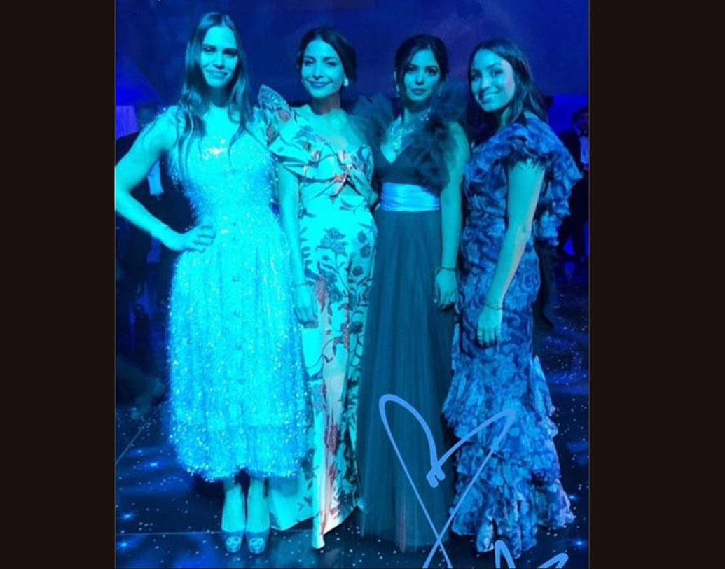 সুইজারল্যান্ডের পর প্রি ওয়েডিং অনুষ্ঠান হয়েছে মুম্বইতেও। অনুষ্ঠানে পারফর্ম করেন গুরু রণধাওয়া। উপস্থিত ছিলেন অনুষ্কা শর্মা-সহ আরও সেলেব্রিটিরা।