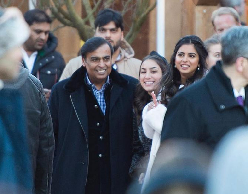 বিয়ের পর আকাশের প্রি-ওয়েডিং অনুষ্ঠানে দেখা গিয়েছে ঈশা অম্বানীকে।‌ সাদা রঙের লং কোটে ঈশাকে লাগছিল চমৎকার।