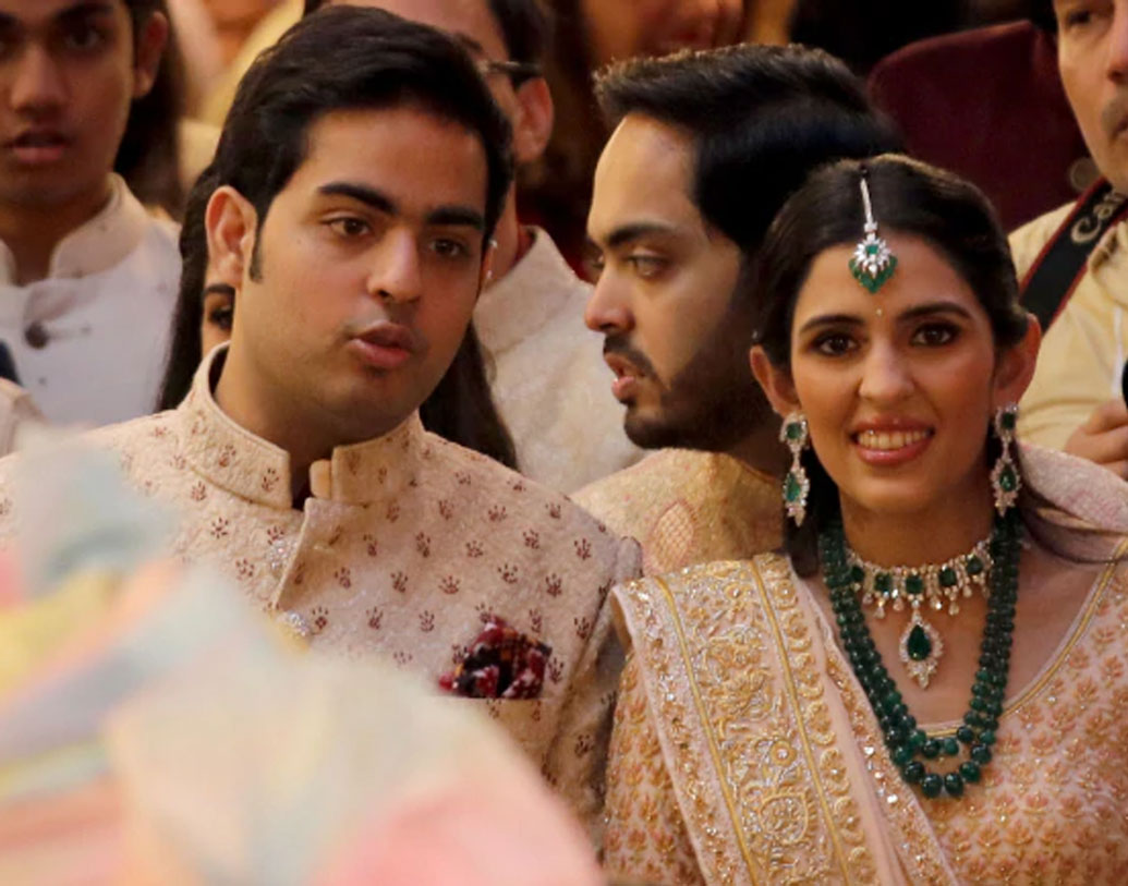 অনন্ত অম্বানীর বিশেষ বান্ধবী রাধিকা মার্চেন্টকেও দেখা গিয়েছে অনুষ্ঠানে। কোল্ড প্লে-র ক্রিস মার্টিনকে অম্বানী আমন্ত্রণ জানিয়েছিলেন। সঙ্গে ছিল বিখ্যাত ব্যান্ড ‘দ্য চেনস্মোকার’-ও।