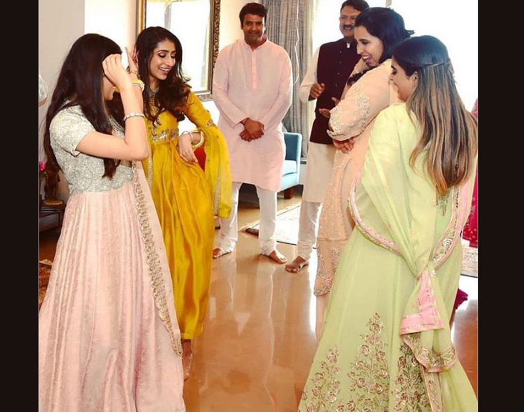 দেখা গিয়েছে ঈশা ও রাধিকা-সহ আরও অনেককে নাচতে। পাশে ছিলেন আনন্দও। তিনি ঈশার দিক থেকে নাকি চোখ ফেরাতেই পারছিলেন না।