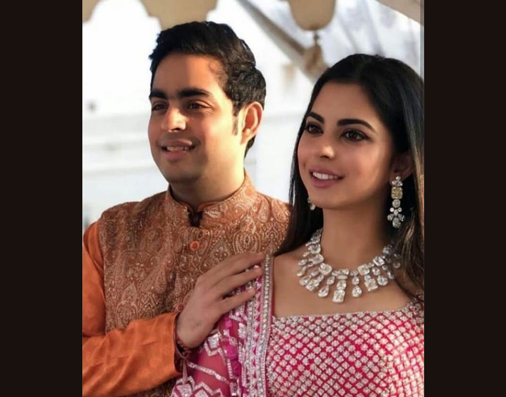 ঈশা বলেন, তাঁর যমজ ভাই আকাশের মনটাও নামের মতোই। ঈশার জন্যই বিয়ের তারিখ পিছিয়েছিলেন আকাশ। আগে এনগেজমেন্ট হলেও বোনের বিয়ের পরেই বিয়ে করার সিদ্ধান্ত নেন আকাশ। যমজ ভাইয়ের বিয়ের দিন কী পোশাক পরতে চলেছেন ঈশা, তা নিয়ে এখনও পর্যন্ত কিছু জানা যায়নি।