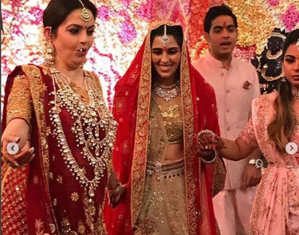 শ্লোককে পরিবারে স্বাগত জানাতে ঈশা গুজরাতি গান গেয়েছেন। তাঁকে সাহায্য করেছেন নীতা অম্বানীও। সেই ভিডিয়ো প্রকাশ্যে এসেছে।