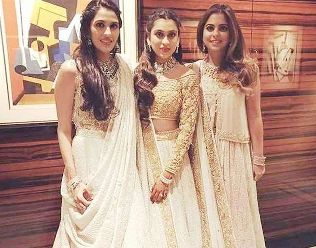 ঈশা বলেন, শ্লোকের বোন দিয়াও একই স্কুলে পড়েছেন। ২৫ বছর ধরে তাঁরা প্রিয় বন্ধু। পরবর্তীতে স্কুল বদলে শ্লোকের সঙ্গেও পড়েছেন তিনি। অতএব, শ্লোক আগে থেকেই তাঁর পরিবারের সদস্য, জানিয়েছেন ঈশা।