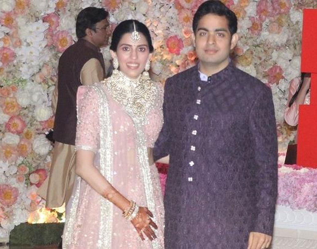 আনন্দ ও শ্লোকের বিয়ে হবে মুম্বইয়ে, বান্দ্রা কুর্লা কমপ্লেক্সের জিয়ো ওয়ার্ল্ড সেন্টারে। বিয়ে ঘিরেও চলবে তিন দিনের অনুষ্ঠান। প্রত্যাশিত, তারকার মেলা বসবে এ বারেও।