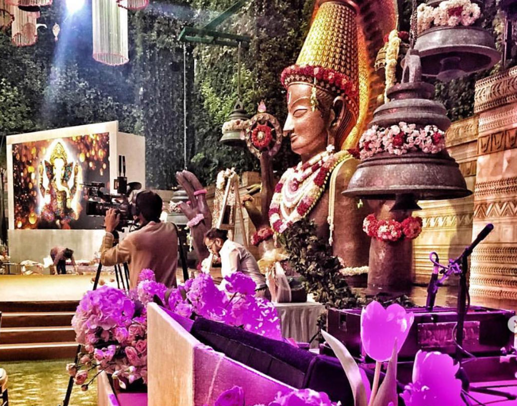 সোমবার মহাশিবরাত্রির পুজোও করেছেন অম্বানী পরিবার।