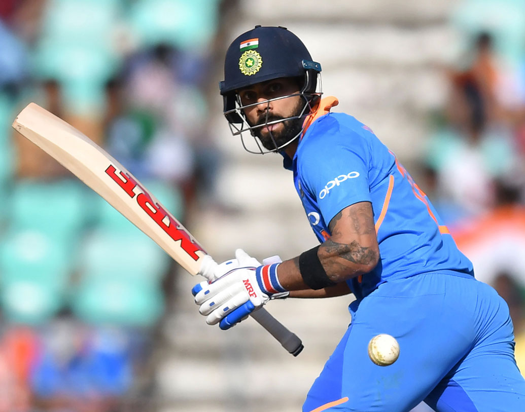 বিরাট কোহালির রাজকীয় ব্যাটিং জয়ের অন্যতম কারণ তো বটেই। পিচ মোটেই ব্যাটিং সহায়ক ছিল না। সচিনের পরে দ্বিতীয় ব্যাটসম্যান হিসেবে ওয়ানডে ক্রিকেটে ৪০টি শতরান করলেন কোহালি। ওয়ানডে-তে ‘মাস্টার ব্লাস্টার’ ৪৯টি সেঞ্চুরি করেছেন। মাত্র ৯টা সেঞ্চুরি পিছনে থাকলেন রানমেশিন। ম্যাচের সেরাও তিনি।