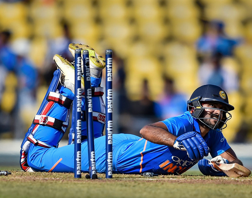 বিজয় শঙ্করকে নিয়ে ইনিংস গড়ার কাজ শুরু করেন কোহালি। ব্যক্তিগত ৪৬ রানে শঙ্কর রান আউট হন। দু’জনের জুটি (৭১ বলে ৮১) যত এগিয়েছে, কোহালি তত পথপ্রদর্শক হয়ে উঠেছেন তামিলনাড়ুর তরুণ ক্রিকেটারের কাছে। বিজয়ের মারা একটা লং শট যখন বাউন্ডারির বাইরে গিয়ে পড়ছে, হাত মুঠো করে ঝাঁকাতে দেখা গেল অধিনায়ককেও। কোহালি ও বিজয়ের পার্টনারশিপ জয়ের আরও একটা অন্যতম কারণ। বিজয় রান আউট না হলে ভারত আরও বেশি রান করতে পারত এ দিন।