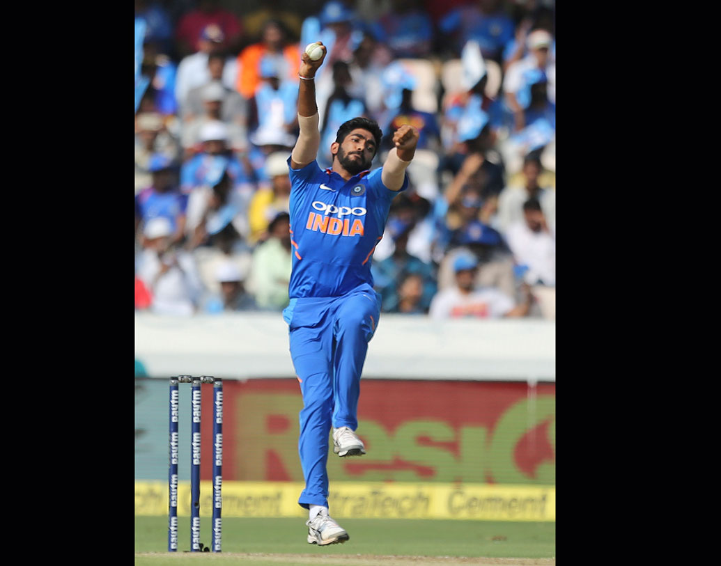 যশপ্রীত বুমরার বোলিংও জয়ের একটা বড় কারণ তো বটেই। ২৯ রান দিয়ে ২ উইকেট নেন বুমরা। বুঝতে দেননি শামির ফর্মে না থাকাটা।